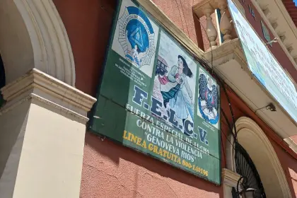 Agresión brutal: Mujer es golpeada y apuñalada por su pareja en presencia de sus hijos