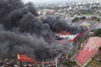 Voraz incendio afecta a la feria Barrio Lindo de Santa Cruz de la Sierra
