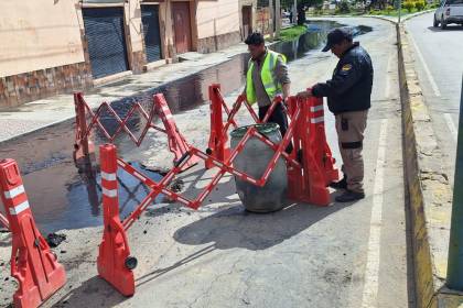 Motociclista y su acompañante caen dos metros a un hueco con de aguas residuales; la moto permanece en el agujero