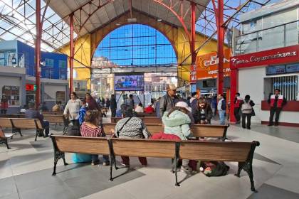 Sube la demanda de viajes en la terminal de La Paz, pero disminuyen las salidas de buses por la falta de diésel 