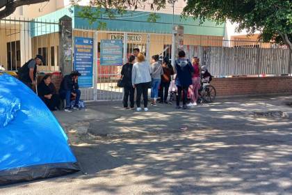 Colapso en el Hospital Viedma de Cochabamba, pacientes durmieron en la intemperie esperando atención