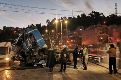 Dos heridos tras el choque de un camión contra el separador de vía de la autopista La Paz - El Alto 