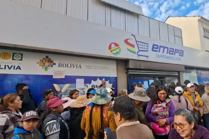 Largas filas en Emapa tras el anuncio de la venta de pollo a Bs 18 el kilo en La Paz 