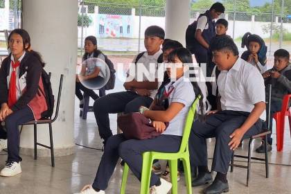 Escolares llevan sillas para pasar clases ante la falta de pupitres en un colegio