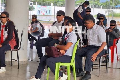 Escolares llevan sillas para pasar clases ante la falta de pupitres en un colegio