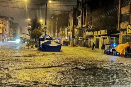 Intensa lluvia y granizada dejaron calles y avenidas inundadas en La Paz y El Alto 