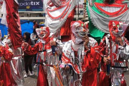 La Farándula de Pepinos llenó de algarabía y espuma el centro de La Paz