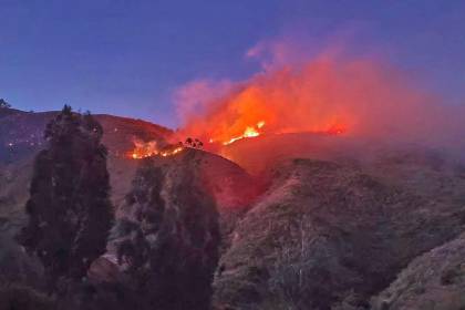 Se reactiva el incendio forestal en Totora: Fuertes vientos y la topografía dificultan los trabajos de sofocación