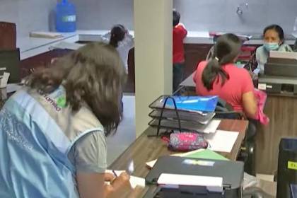 Abandonan a una bebé de un mes de nacida cerca de una cancha en Cochabamba