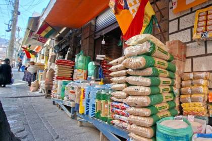 Algunos productos para la elaboración de pan varían de precio por el dólar y el diésel, según comerciantes de La Paz
