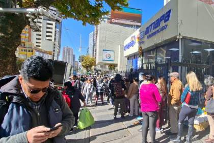 “Está muy caro”: Familias reclaman por el precio del pollo en Emapa de La Paz