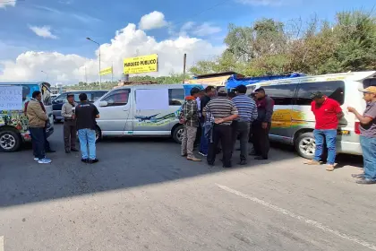 Transportistas bloquean en Cochabamba exigiendo el mantenimiento de la ruta al occidente