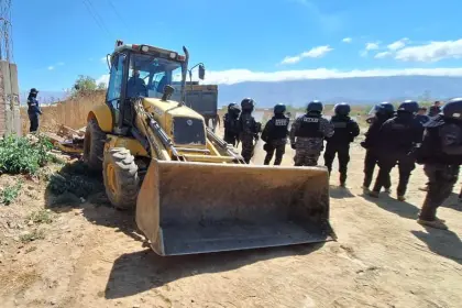 Demuelen construcciones que estaban en áreas verdes de la zona sur de Cochabamba