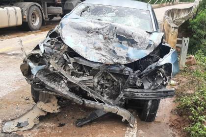 Dos muertos después de que un auto invadiera carril y chocara contra una cisterna cargada de combustible