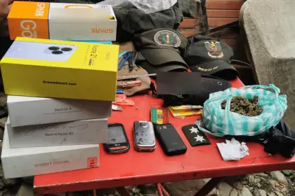 Hallan en un bar clandestino uniformes policiales, una pistola de juguete, cuchillos y marihuana, reporta la Policía