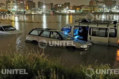 Lluvia en El Alto: Al menos seis vehículos quedaron varados en una avenida que quedó inundada 