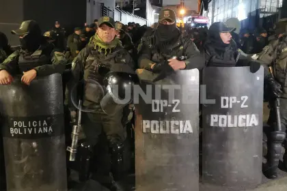 Policía y militares inician operativo conjunto para levantar bloqueos en La Paz