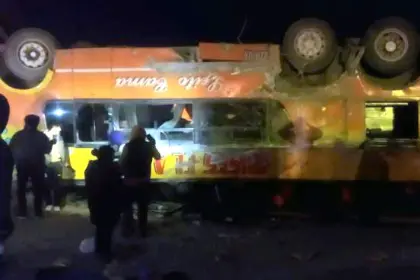Una adolescente de 13 años fallece y 45 pasajeros resultan heridos en el vuelco de un bus en la carretera La Paz – Oruro