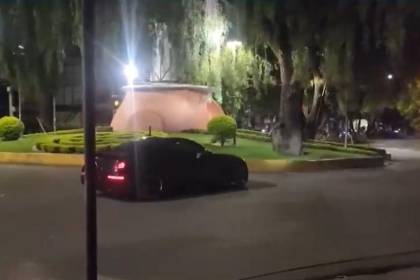 Video: cómo si fuera una carrera, dos autos realizaron maniobras peligrosas en una rotonda de Cochabamba