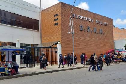 El Alto: Un secretario de juzgados y una mujer son denunciados por aparente consumo de bebidas alcohólicas en Derechos Reales 