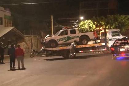 Patrulla policial impacta contra el muro de una vivienda y causa serios daños