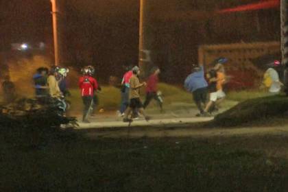 Cansados de los robos, deliverys y mototaxistas se enfrentaron con personas en situación de calle