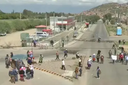 Vecinos bloquean la avenida Petrolera en Cochabamba y exigen abrogar el decreto 5503