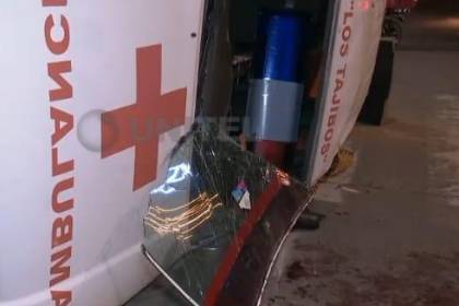 Una ambulancia con una embarazada vuelca tras choque con una camioneta