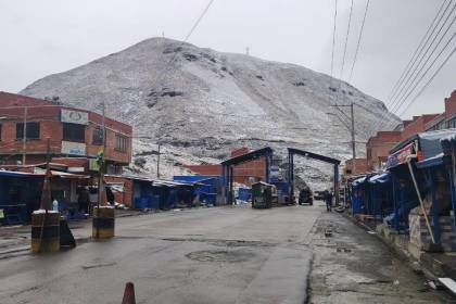Por nevadas y riesgo en la vía, Tránsito frena temporalmente el viaje hacia Los Yungas