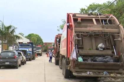 Santa Cruz: Trabajadores de aseo urbano ingresan a un paro exigiendo la cancelación de sueldos