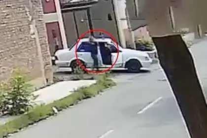 Video: Por robarle su celular, niña es arrastrada por un vehículo en el que iban ladrones