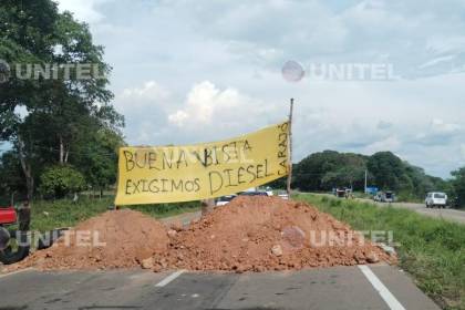 Carretera nueva Santa Cruz - Cochabamba está bloqueada en Buena Vista por falta de diésel 