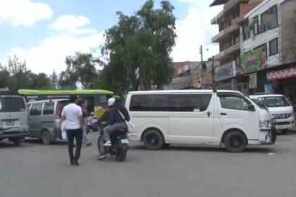 Transportistas bloquean accesos a Colcapirhua y exigen que les aprueben el permiso para sus paradas