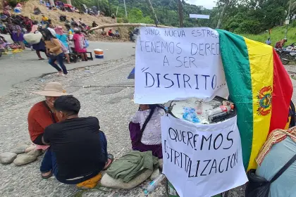 Protestas y derrumbes afectan el tránsito de vehículos y productos en la ruta Cochabamba - Santa Cruz 