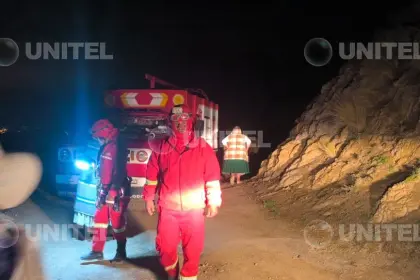 La Paz: Dos personas fallecen en un embarrancamiento de una vagoneta en Achocalla