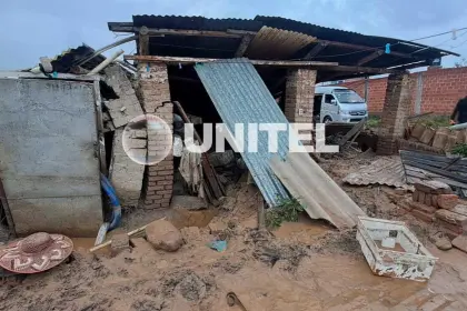 Al menos dos viviendas se desplomaron tras la inundación producto del desborde de un río en Cochabamba