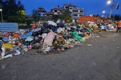 Suman 1.400 toneladas de basura acumulada en las calles de Cochabamba por bloqueo en el botadero de K’ara K’ara