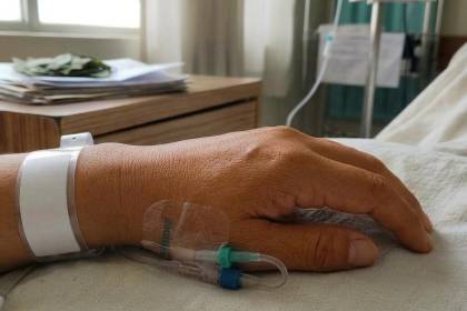 Mujer queda gravemente herida tras ser atacada por su expareja; su hijo de 12 años resultó herido al defenderla
