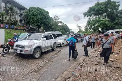 Pobladores levantan bloqueo en la ruta nueva Cochabamba - Santa Cruz
