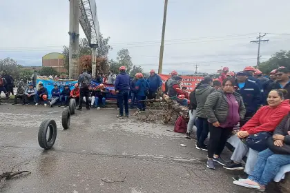 Fabriles de Cochabamba bloquean la carretera a Oruro y La Paz en rechazo al decreto 5503