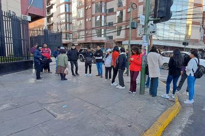 Cochabamba: Protesta ciudadana en puertas del Tribunal de Justicia por más cupos para tramitar el Rejap