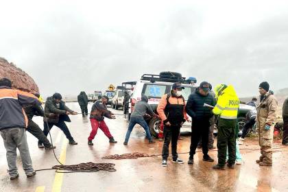 Tragedia en la ruta Oruro - Potosí: Sube a 31 la cifra de muertos tras embarrancamiento de un bus que colisionó con una vagoneta