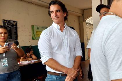 “Hay que tener la esperanza de que las cosas pueden estar mejor”, dice Mamen Saavedra antes de emitir su voto