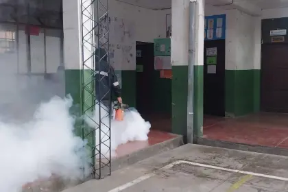 Suspenden clases en colegio donde se confirmó dos casos de hepatitis y hay al menos 10 sospechosos