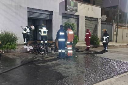 Incendio consume una lavandería: El fuego se reactivó y Bomberos tuvieron que retornar