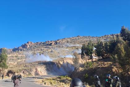 Policía gasifica en el cruce Arque durante el desbloqueo en la ruta Cochabamba - Oruro
