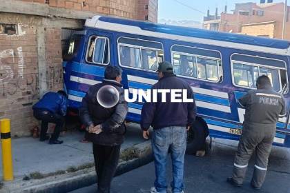 ¿Qué sucedió? Un micro con pasajeros termina ‘clavado’ en una casa de La Paz