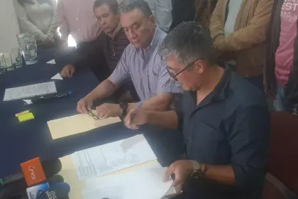 Cooperativistas del transporte pesado de Cochabamba firman acuerdo con Gobierno y suspenden bloqueos