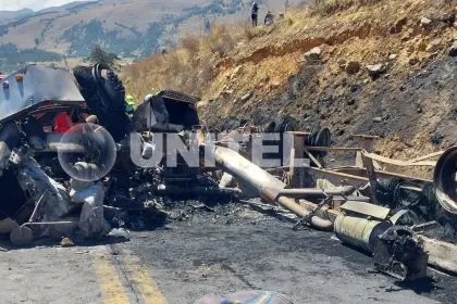Dos personas mueren carbonizadas al interior de un camión tras vuelco en la ruta nueva Cochabamba-Santa Cruz