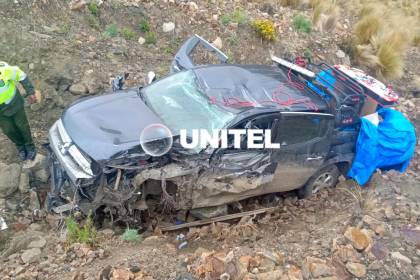 Un muerto y cuatro heridos tras la caída de una camioneta a un barranco en la Cumbre de La Paz, dice Bomberos